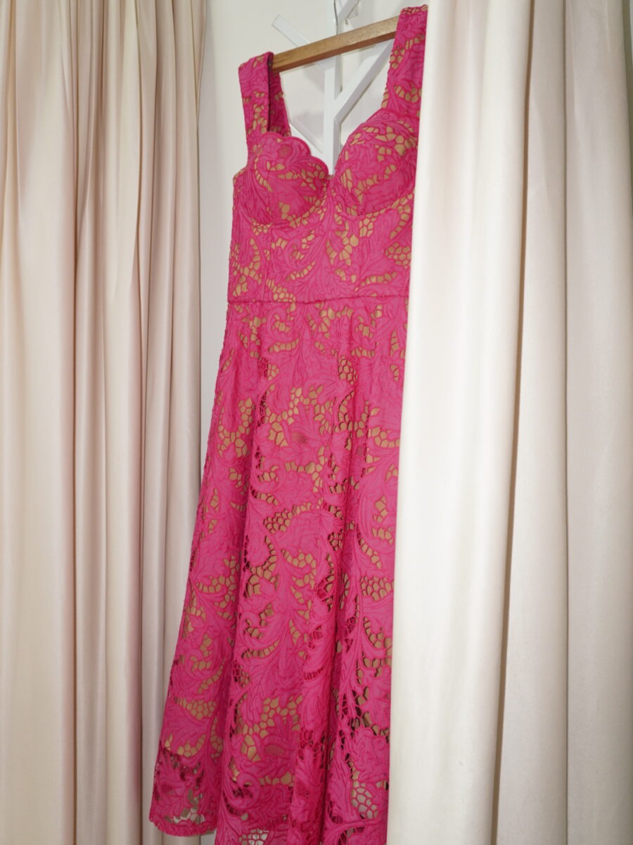VESTIDO CORSÉ GUIPUR FUCSIA