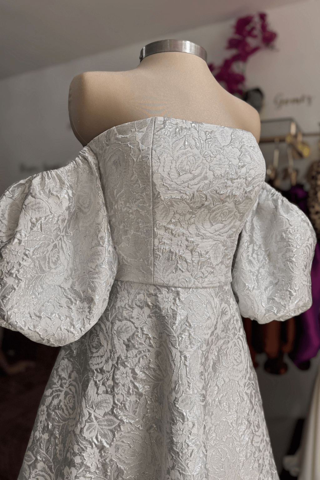 VESTIDO CORSÉ MANGAS BROCADO PLATA (2)