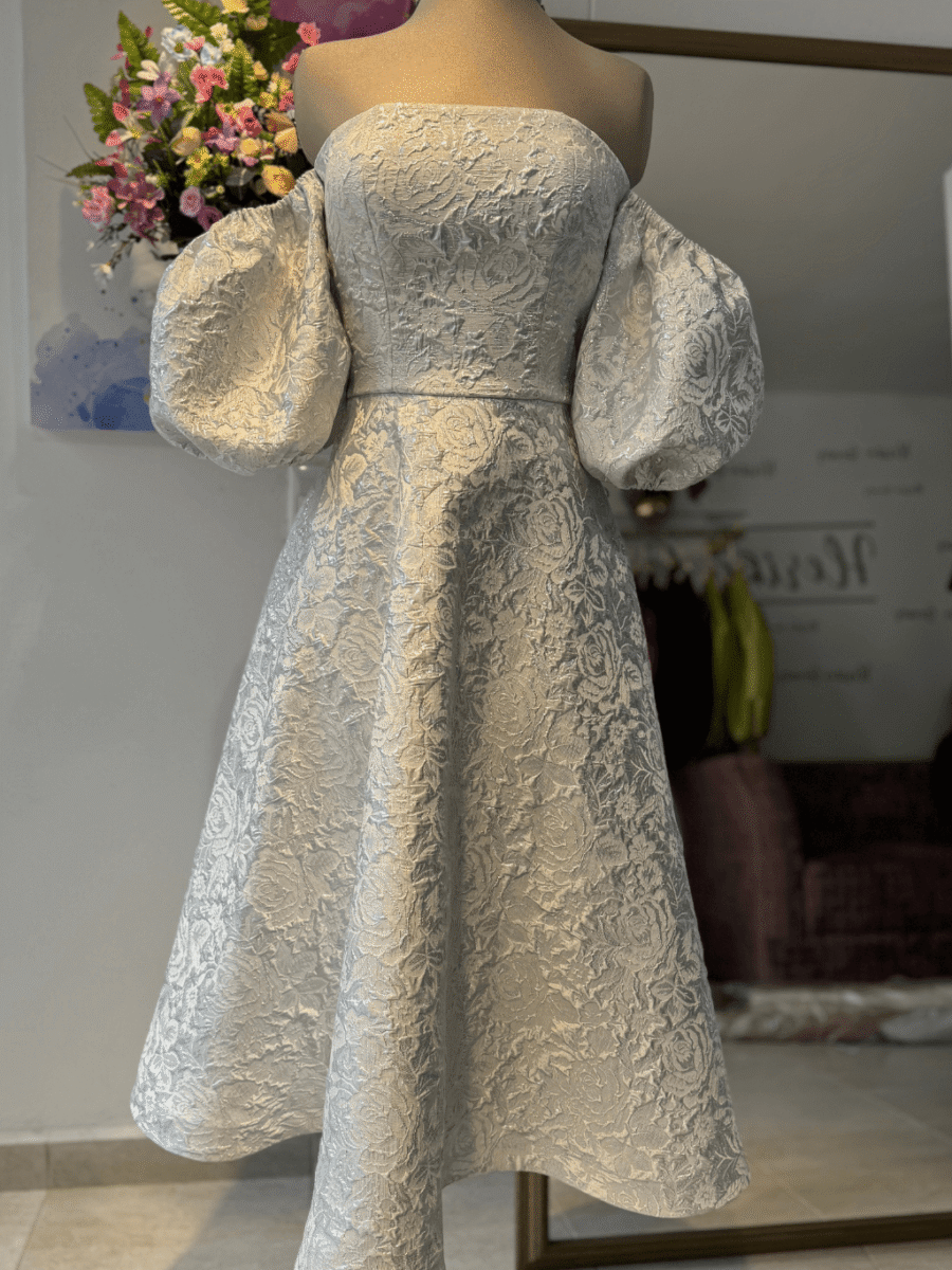 VESTIDO CORSÉ MANGAS BROCADO PLATA